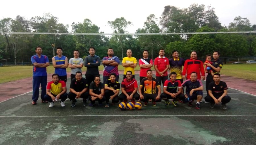 Perlawanan persahabatan Bola Tampar antara INSTUN dan Pejabat Daerah dan Tanah Muallim