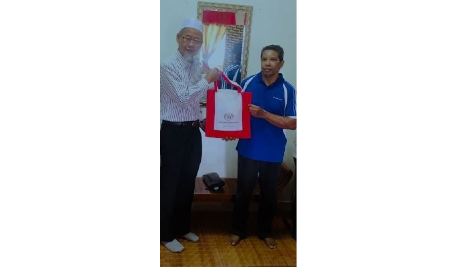 Sesi Ziarah Dan Penyampaian Sumbangan Aidilfitri Kepada Kakitangan INSTUN, En. Mohd Safri Bin Kamarudin